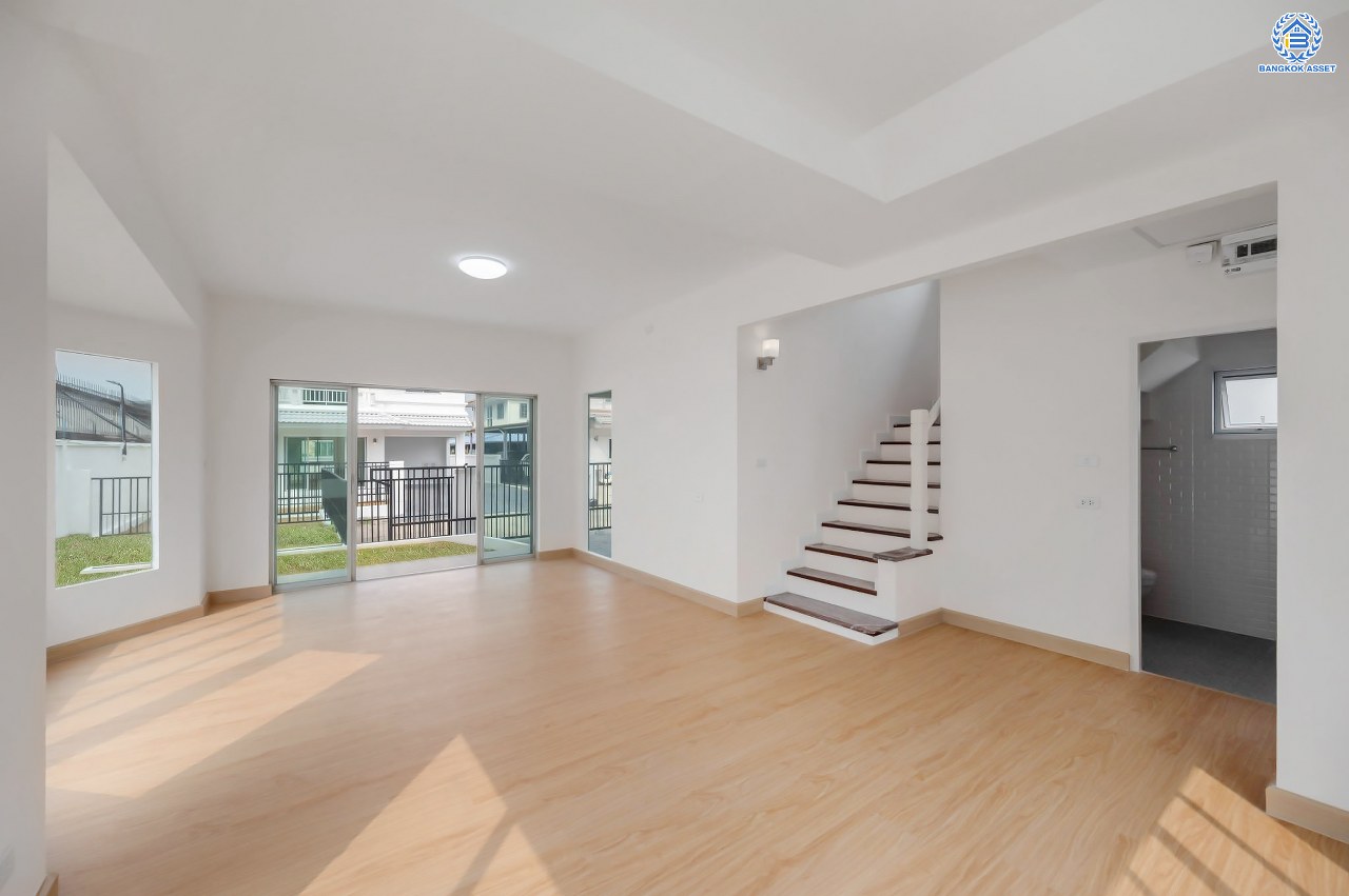 บ้านมือสองตกแต่งใหม่ โครงการ พฤกษ์ลดา พุทธสาคร หลังมุม จากแบรนด์ LH บนเนื้อที่ 54.5 ตร.ว. พื้นที่ใช้สอย 153.89 ตร.ม. ฟังก์ชัน 3 ห้องนอน 2 ห้องน้ำ จอดรถได้ 2 คัน เชื่อมต่อถนนเพชรเกษม, ถนนพุทธมณฑลสาย4, ถนนบรมราชชนนี ใกล้รถไฟฟ้าสายสีน้ำเงิน "สถานีหลักสอง" และ The Mall บางแค